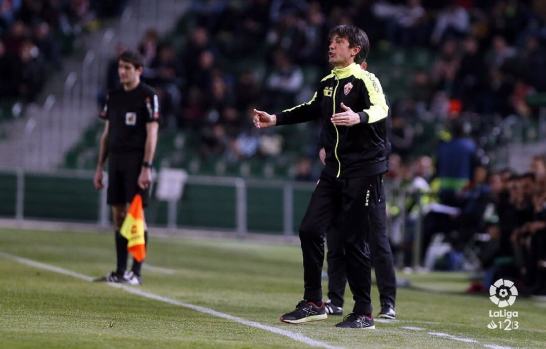 Pacheta en un partido del Elche en el Martínez Valero