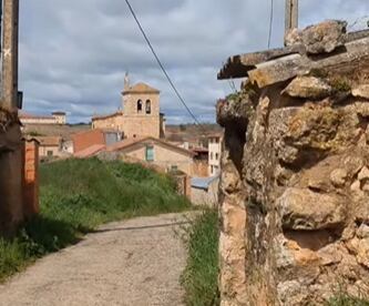 Fotograma del vídeo promocional de Anguix en un plano desde la zona de bodegas tradicionales