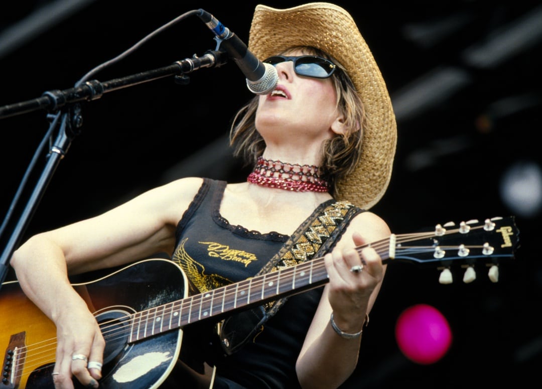 Lucinda Williams durante una actuación en 1990