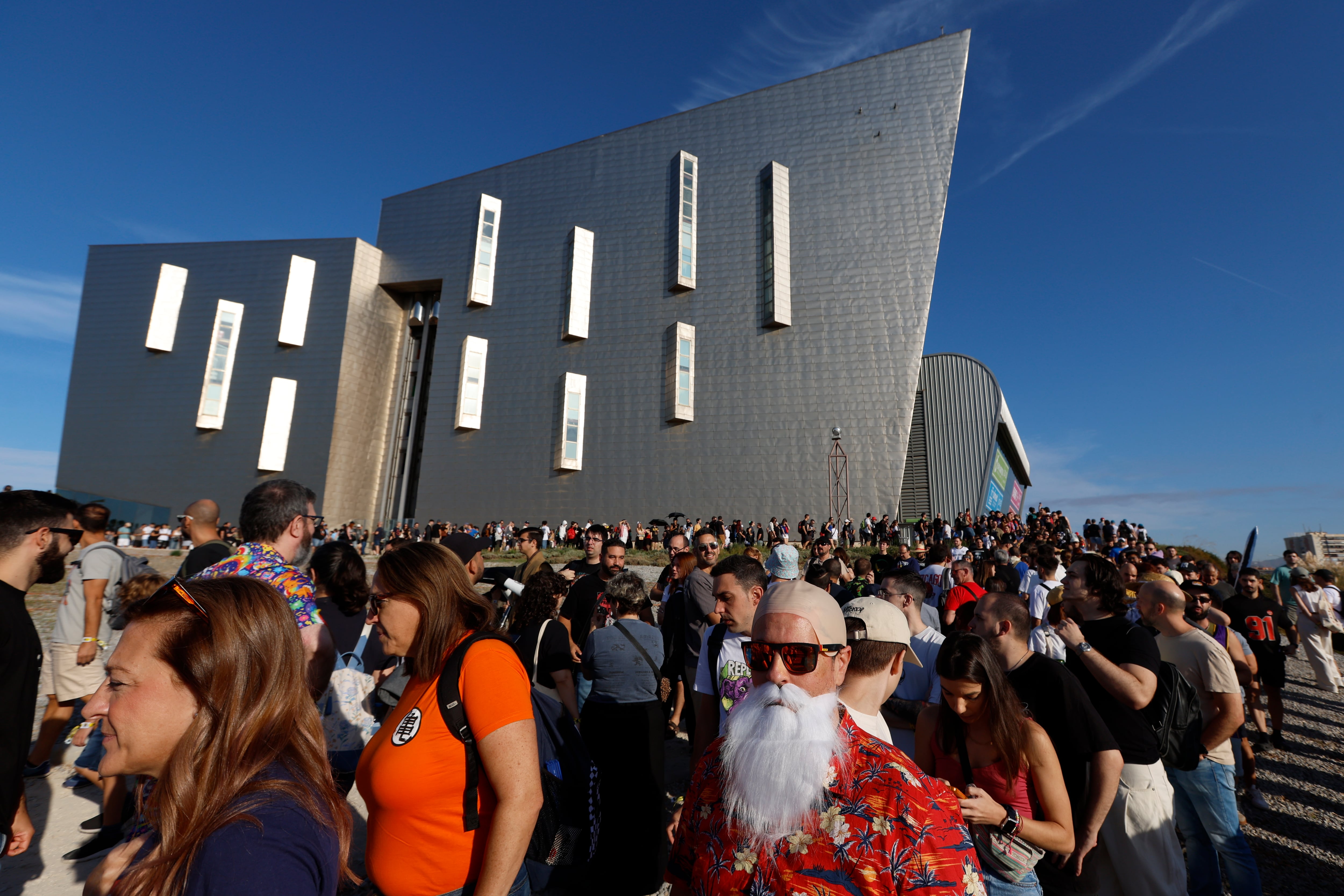 MÁLAGA, 27/09/2025.- Miles de personas hacen cola para entrar a la comic-con, este sábado, en Málaga. La tercera jornada de la San Diego Comic-Con Málaga acoge, entre otros eventos, un panel sobre 'Predator', el concurso de Cosplay que será juzgado por referentes internacionales en esta actividad, la presentación de 'Talamasca' o la premiere de las Tortugas Ninja. EFE/Jorge Zapata