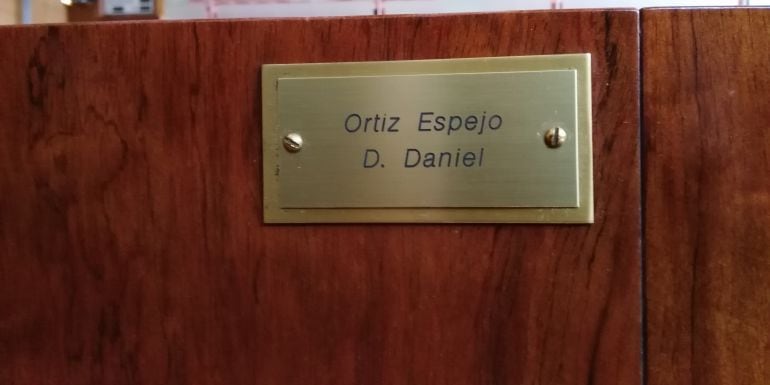 Escaño vacío de Daniel Ortiz en la Asamblea de Madrid