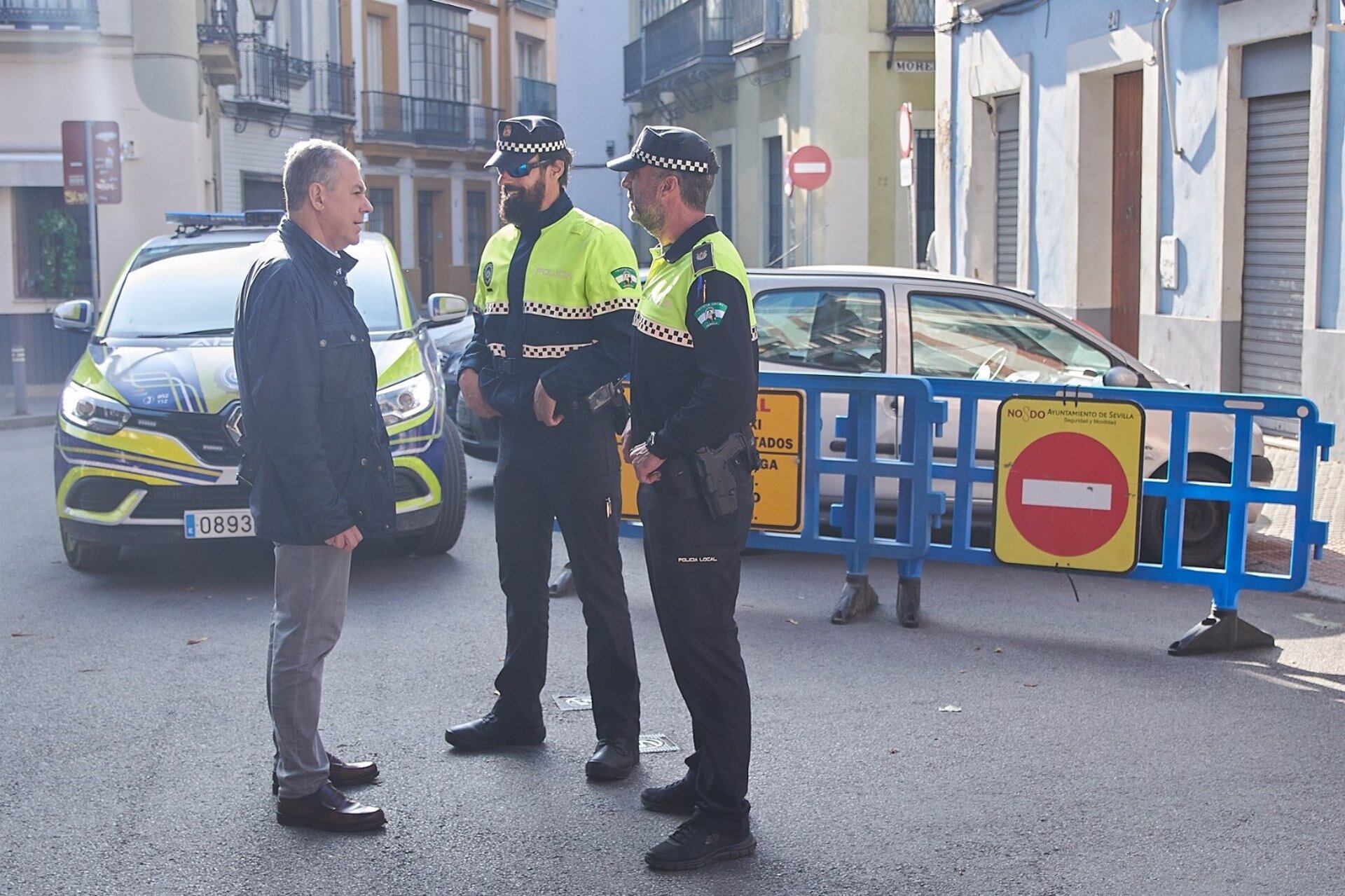 27/06/2023 José Luis Sanz, alcalde de Sevilla, conversa con dos agentes de la Policía Local.
POLITICA 
PP
