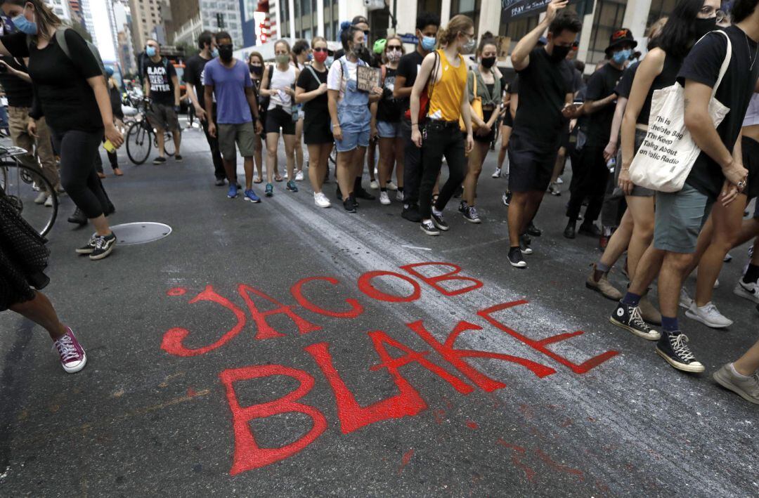 Un grupo de personas protestan en Niueva York por el tiroteo a Jacob Blake por parte de un policía en Kenosha, en agosto de 2020.