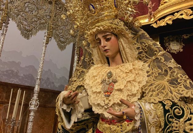 Primer plano de la Virgen de Gracia y Esperanza en su veneración