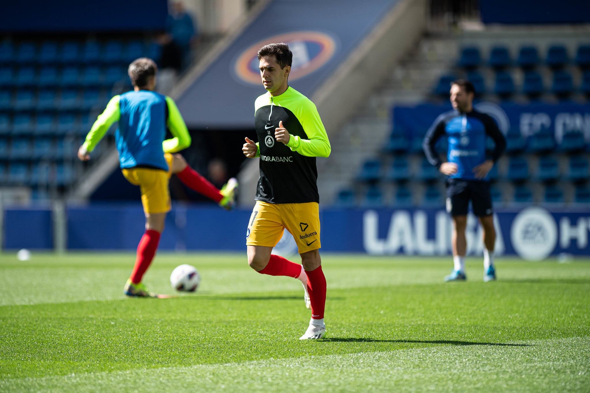 Álvaro Martín durant l'escalfament en l'últim partit de lliga disputat al Nacional.