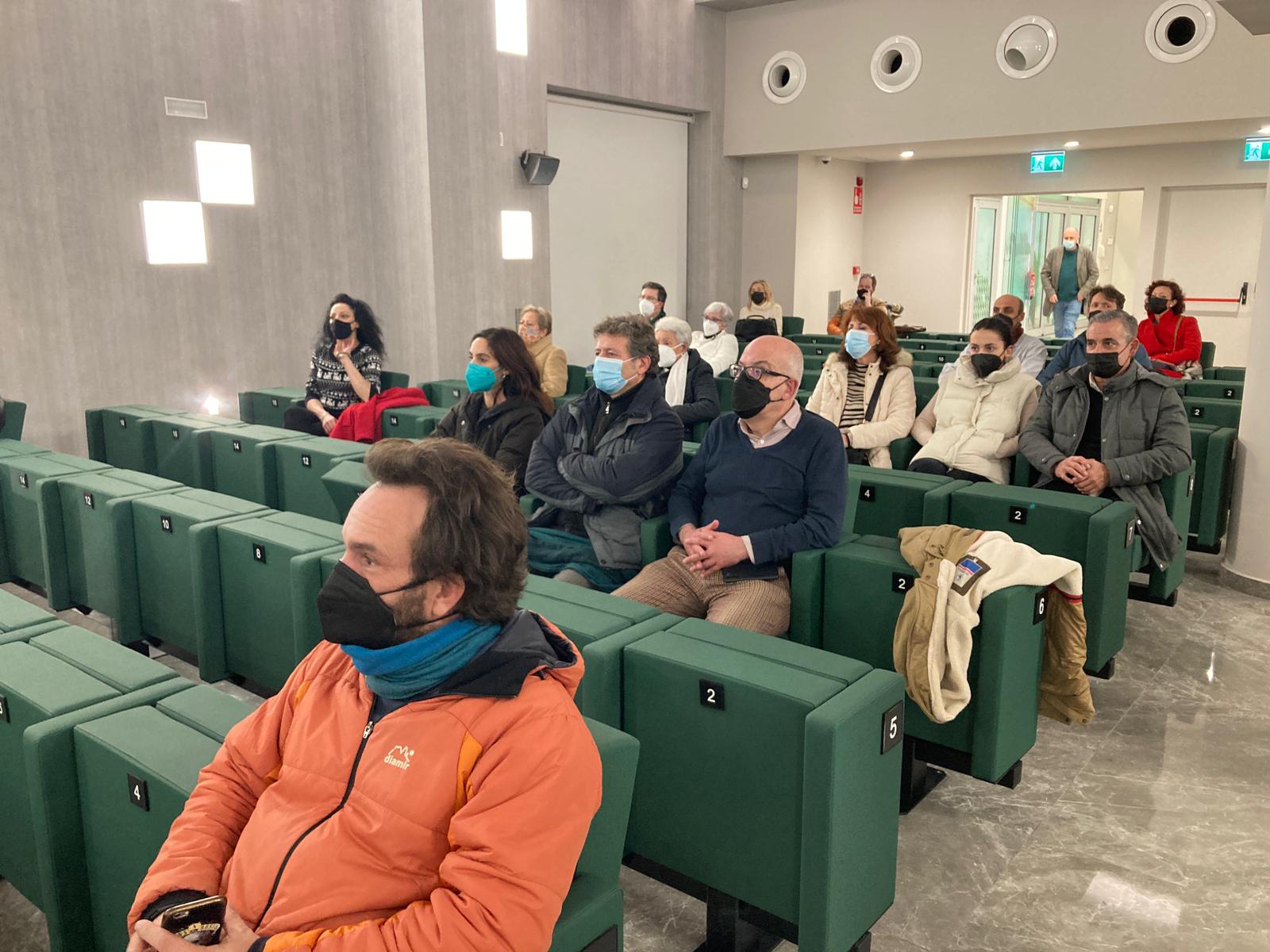 Público asistente a la inauguración de la exposición del artista Pacorrosa Cuevas en Córdoba