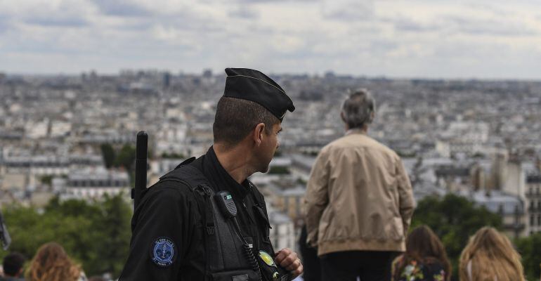 Un agente de la policía francesa hace guardia en el bulevar Montmartre de París.