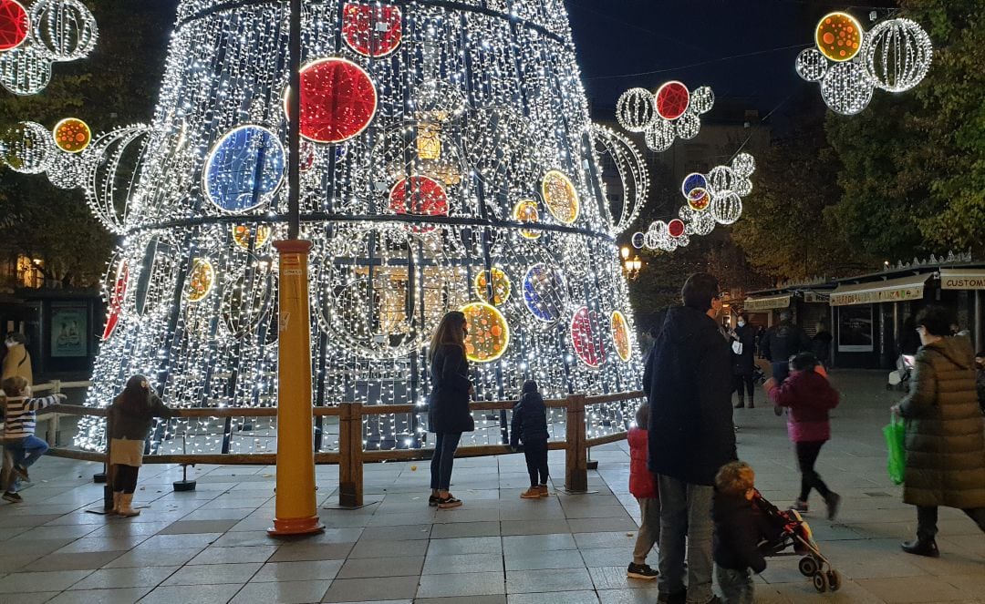 Visita de granadinos a la plaza de Bibrambla, en pleno centro, con el alumbrado especial de Navidad encendido y con toque de queda a las 22h