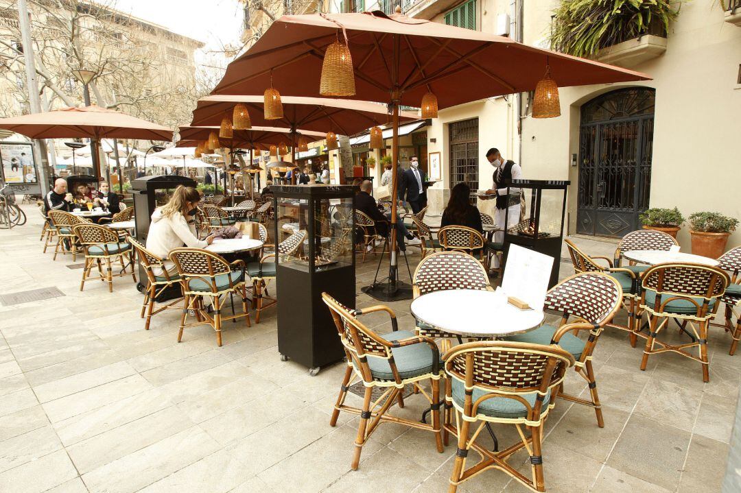 Archivo - La terraza de una cafetería en Palma.