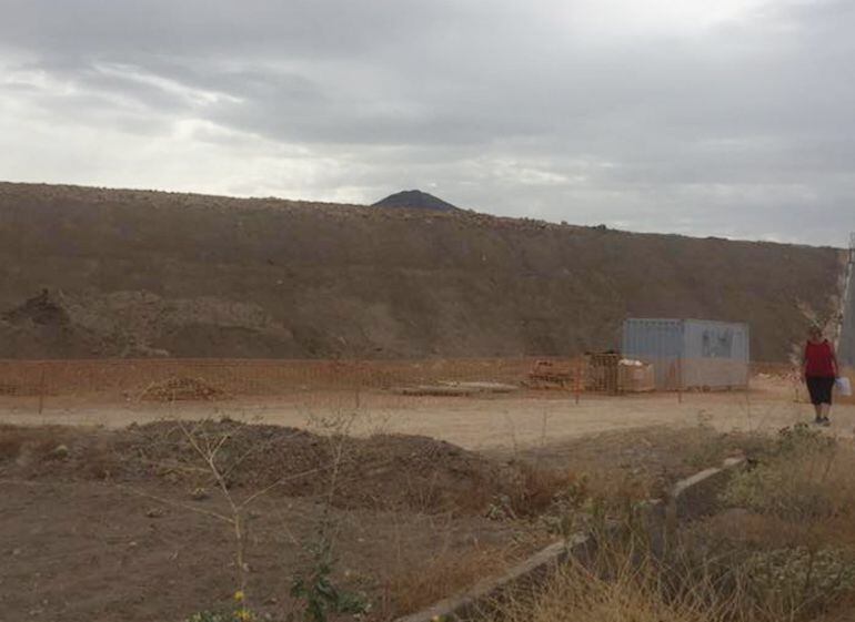 Uno de los grandes taludes que el Ministerio de Fomento está construyecto en la vega de Pinos Puente (Granada) para la autovía GR-43