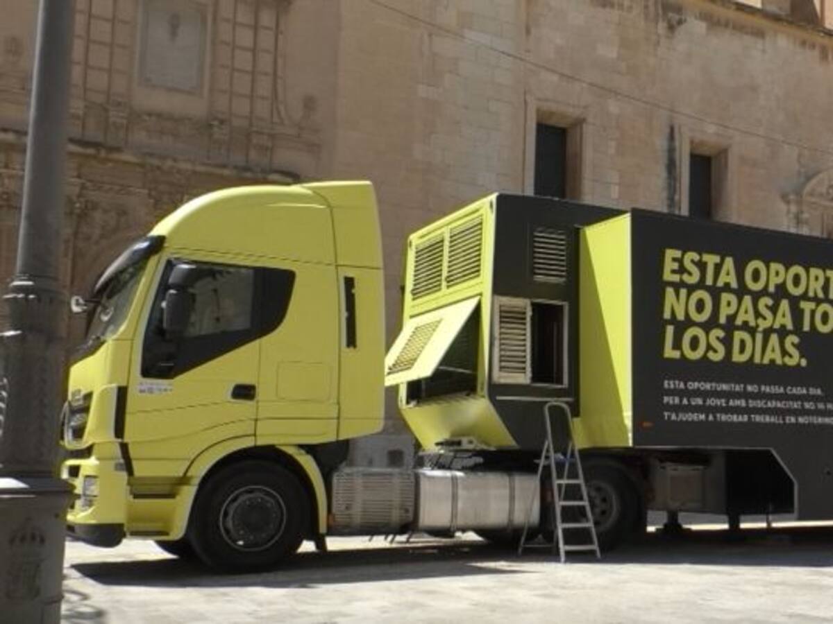 El trailer de Fundación ONCE llega a Elche para acercar a los jóvenes con discapacidad al empleo