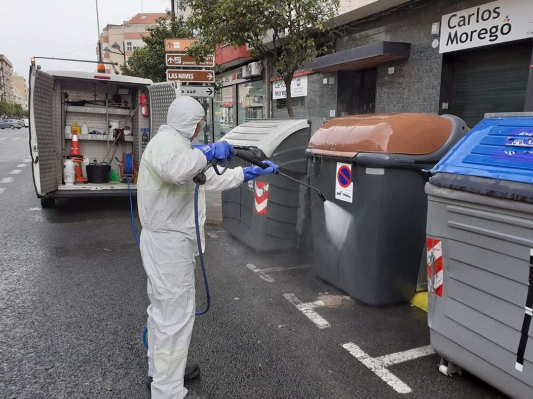 Brigadas del Ayuntamiento de València desinfectan habitualmente los contenedores de la ciudad para evitar contagios por coronavirus