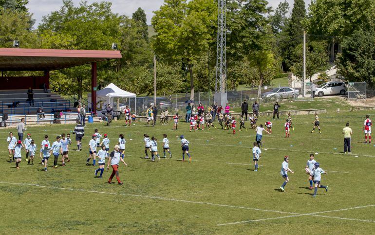 Los canteranos del Rugby Aranda, UBU Aparejadores y Paracuellos, en el campo de la Virgen de lass Viñas.