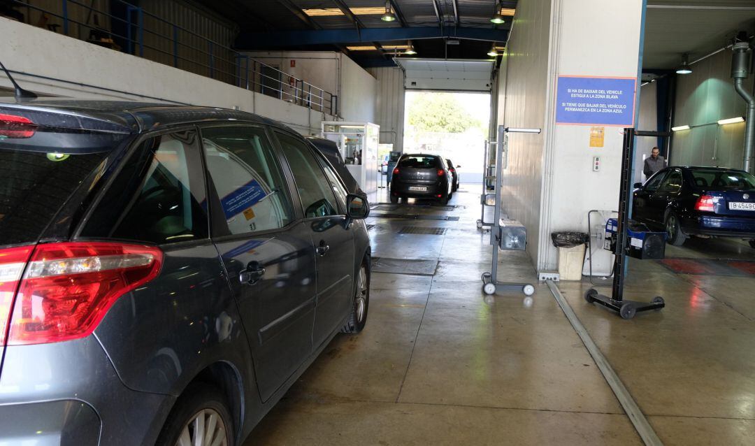 Vehículos en una estación de la Inspección Técnica de Vehículos (ITV).