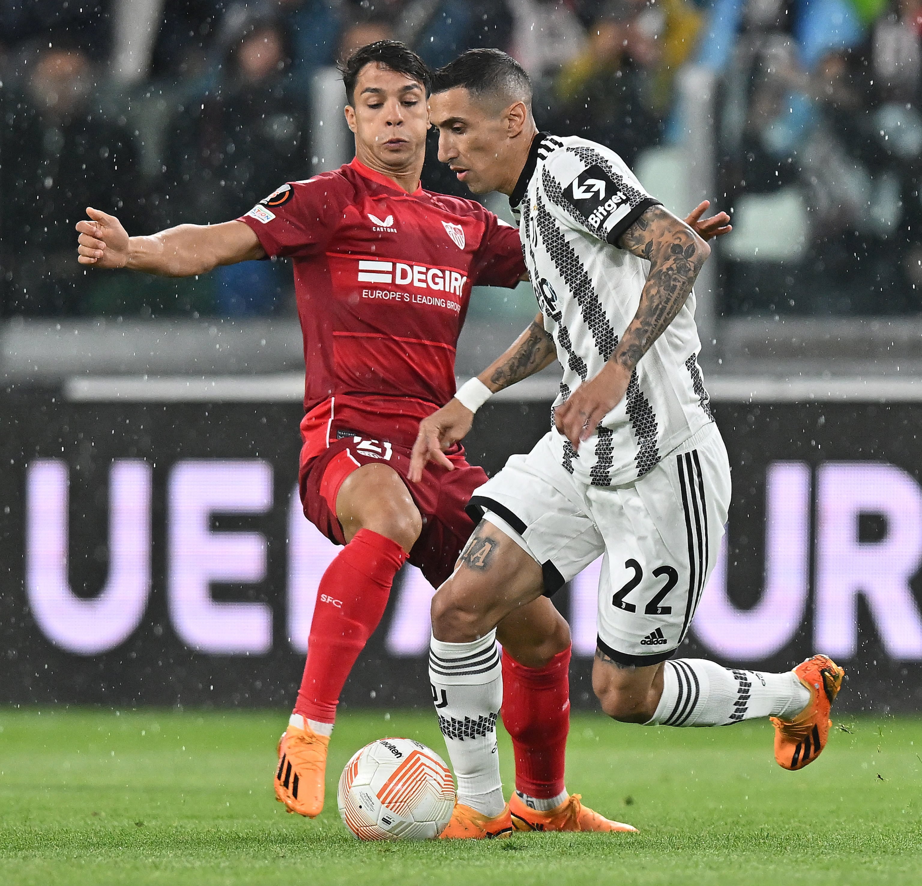 Di Maria y Oliver Torres, durante el partido de semifinales de la Europa League. (Italia) EFE/EPA/Alessandro Di Marco