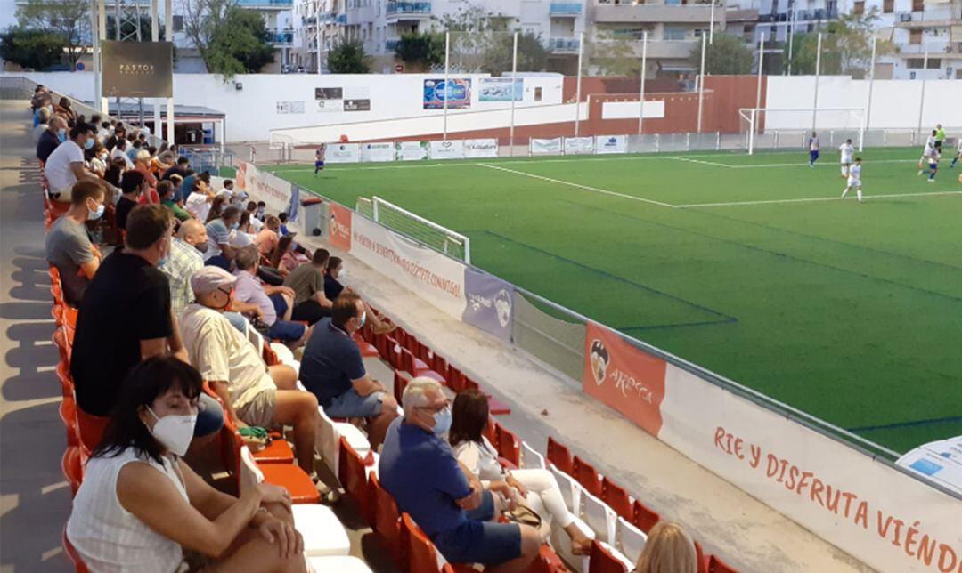 Público en la grada del campo municipal de Xàbia.