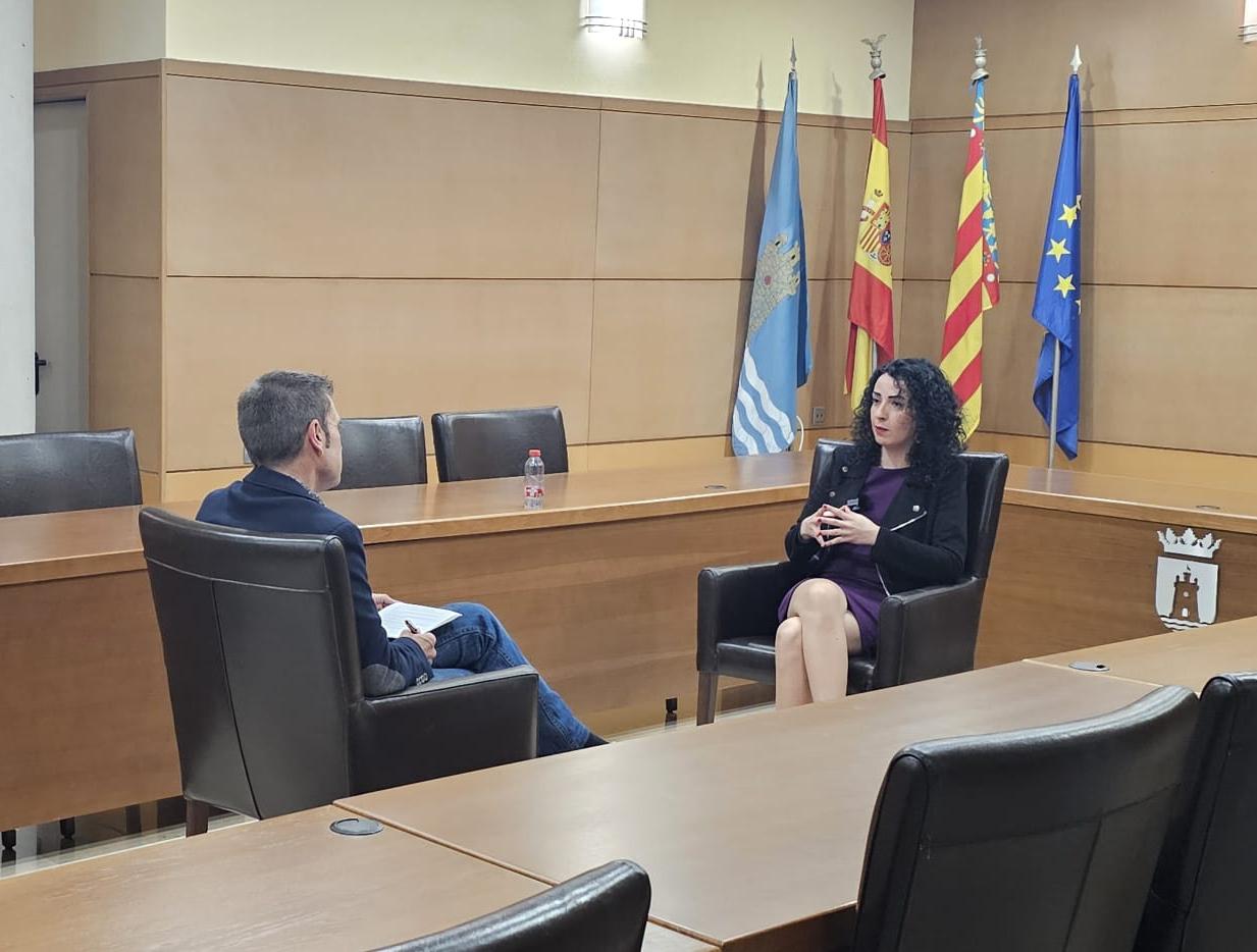 La alcaldesa de Tavernes, Lara Romero, durante la entrevista concedida a Telesafor.