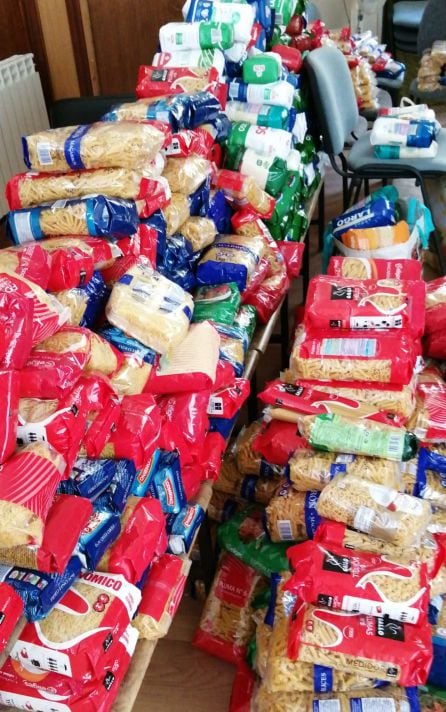 Decenas de familias acuden a la Asociación Apoyo para poder conseguir alimentos