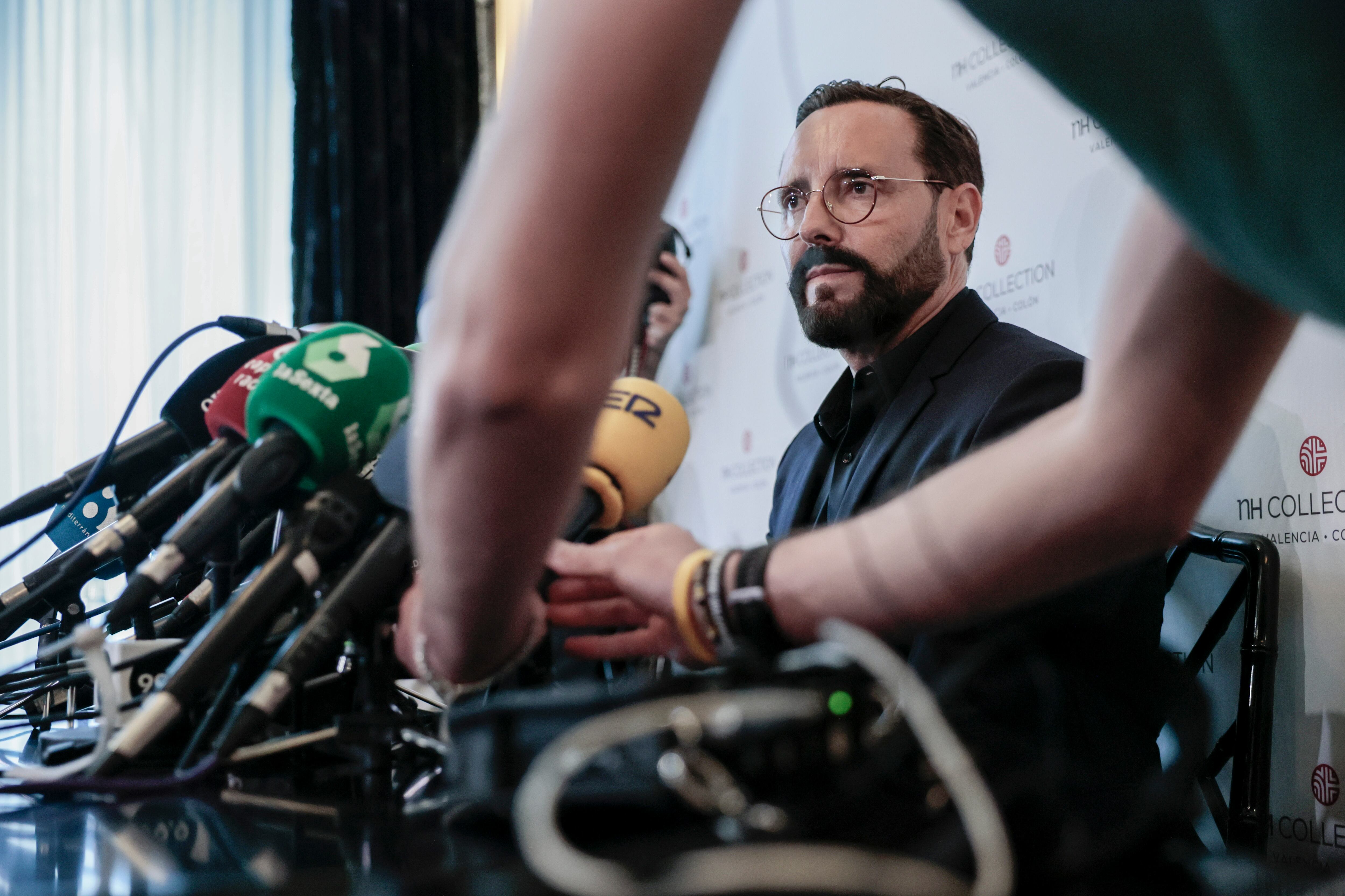 El entrenador alicantino José Bordalás durante la rueda de prensa que ha ofrecido hoy en Valencia y en la que se ha despedido como entrenador del Valencia CF.EFE/ Biel Aliño