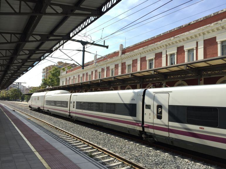 Los usuarios de Renfe en Castilla y León ya pueden adquirir los abonos gratuitos de Cercanías y Media Distancia