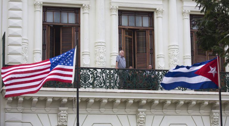 Turistas en un hotel en La Habana con las banderas de EEUU y Cuba.