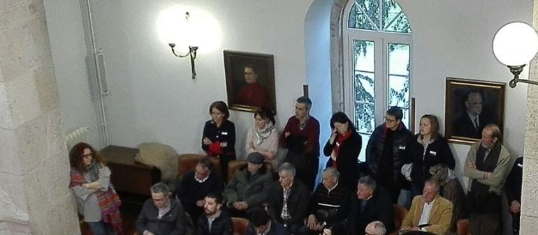 El alcalde de Ribadeo, Fernando Suárez, de rojo junto a la ventana en el pleno en el que se abordó la aprobación de los convenios de las residencias de mayores.