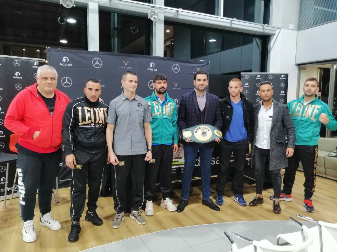 Participantes y organizadores de la velada posan en la presentación en el concesionario ADARSA de Siero