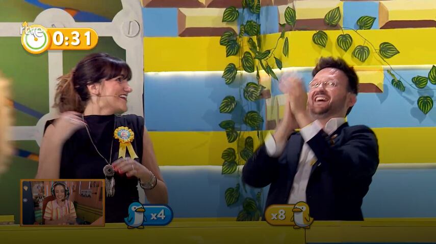 Ramón García junto a Rozalén, madrina del equipo de L’Olleria, durante la emisión del Grand Prix. Foto: RTVE