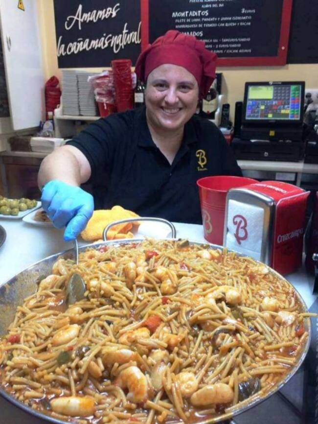 Guiso de fideos con langostinos al ajillo en la Cervecería Botavino