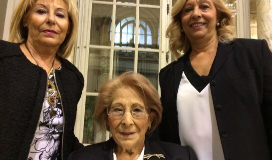 Carmen Gómez, con 100 años, y sus hijas de 74 y 65 años respectivamente