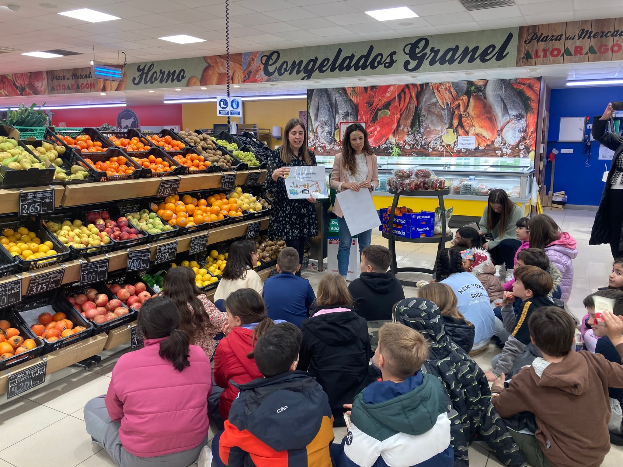 Júlia Huertas y Loreto Medinaveitia de Humanitas Nutrición en una jornada Vamos al Super en Supermercados Altoaragón