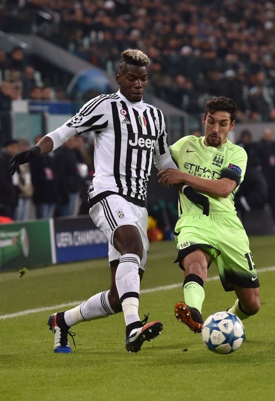 Paul Pogba presionado por Jesús Navas