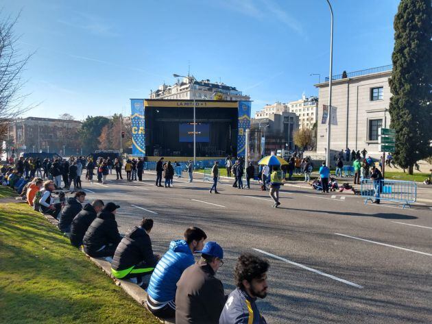 El paseo de la Castellano cortado y se van viendo los aficionados de Boca dando color a sus fan zones