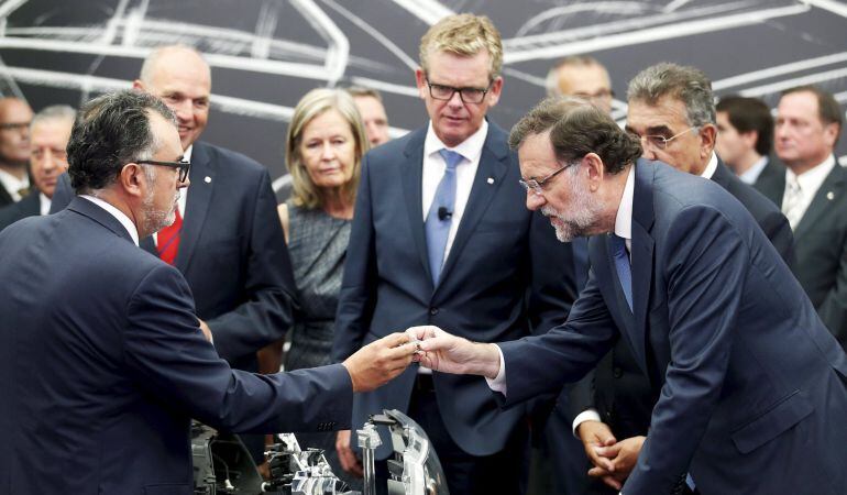 Spain's Prime Minister Mariano Rajoy (R) looks a led light from a car during celebrations for the 40th anniversary SEAT Technical Centre in their car factory of Martorell, near Barcelona, Spain, September 8, 2015. REUTERS/Albert Gea