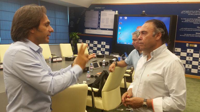 Felipe Llamazares escucha a Walter di Slavio durante su visita a Aspire