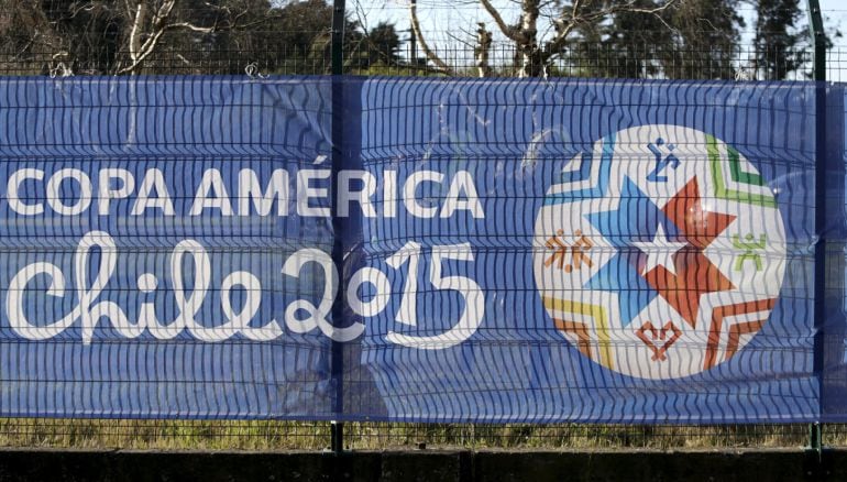 Chilean police patrol the field behind a banner during Paraguay&#039;s national soccer team training session in Concepcion, June 28, 2015. Paraguay will face Argentina on June 30 for the semi-final match of the Copa America Chile 2015.  REUTERS/Jorge Adorno