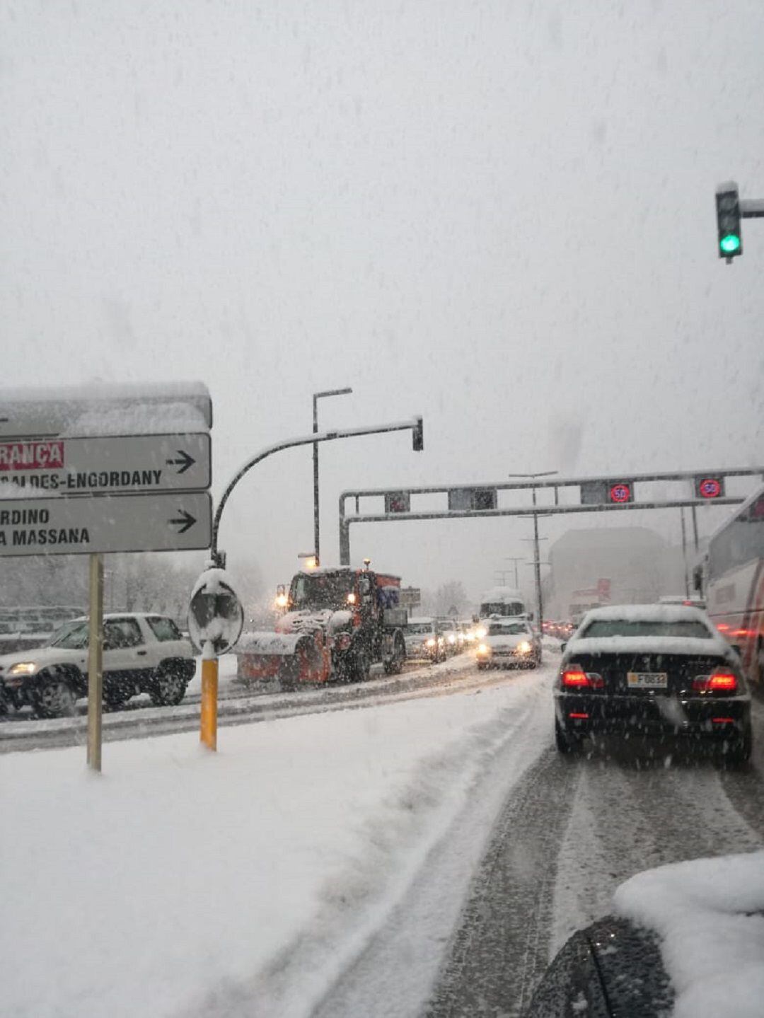 El centre de la capital col·lapsat a primera hora d'aquest matí.