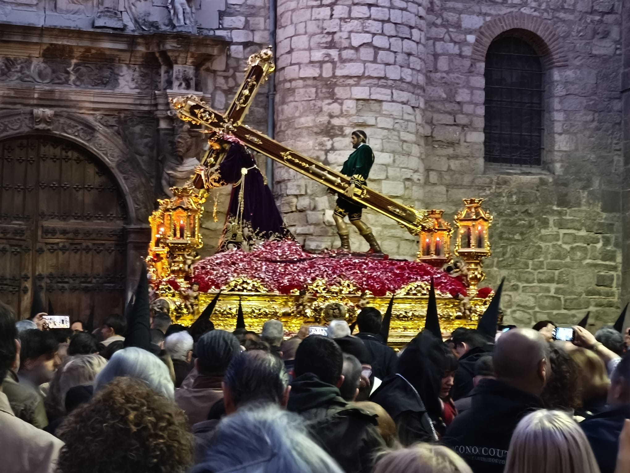 El paso de Nuestro Padre Jesús 'El Abuelo' pasando por la Basílica de San Ildefonso de Jaén.