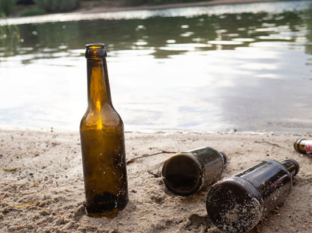 Botellines de cerveza abandonados