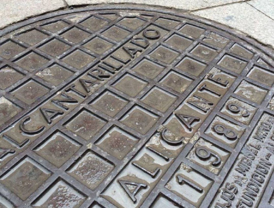 Alcantarilla en la ciudad de Alicante