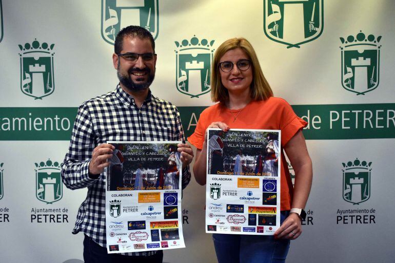 Carlos Andreu, coordinador del encuentro, junto a Irenen Navarro, alcaldesa de Petrer