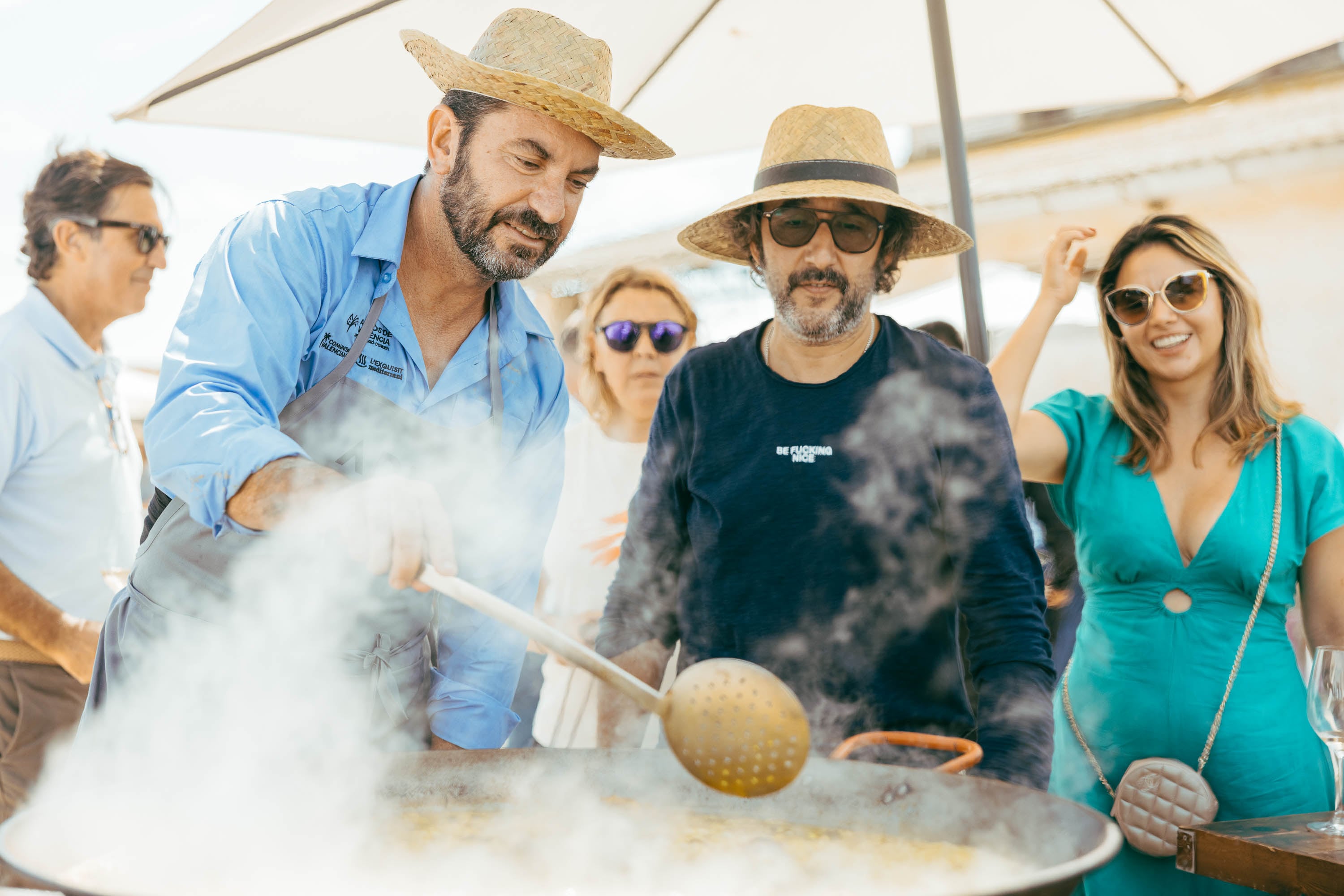 Arturo Valls y su pinche, Diego Guerrero, haciendo una paella.