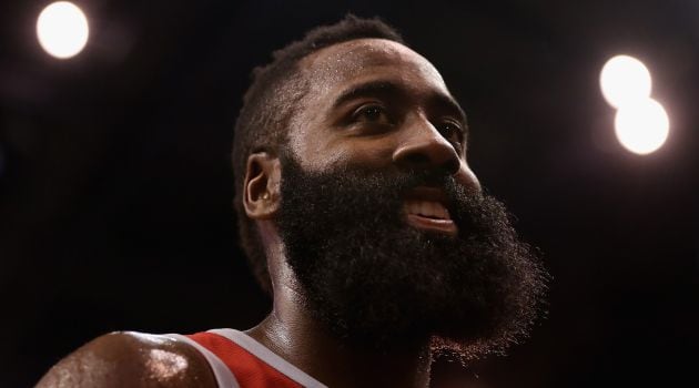 James Harden sonríe durante un partido