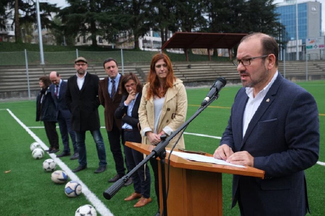 El rector de la USC, Antonio López, y demás autoridades en la inauguracion de esta mañana