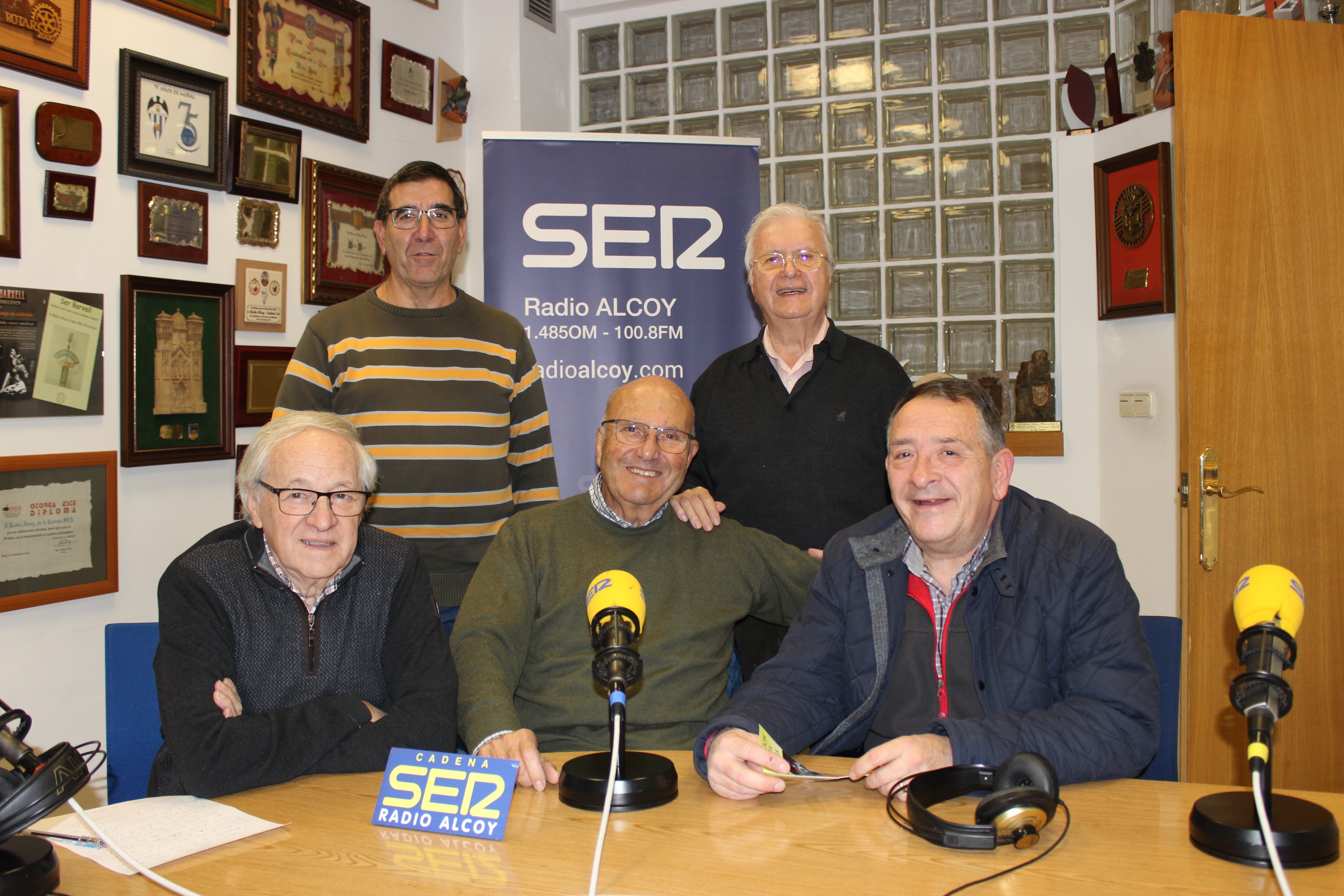 Els representants de la Asociación Belenista Santa Rosa i de la Filà Labradores rere estar al programa &#039;Amagatalls de la Festa&#039; amb Paco Aznar.