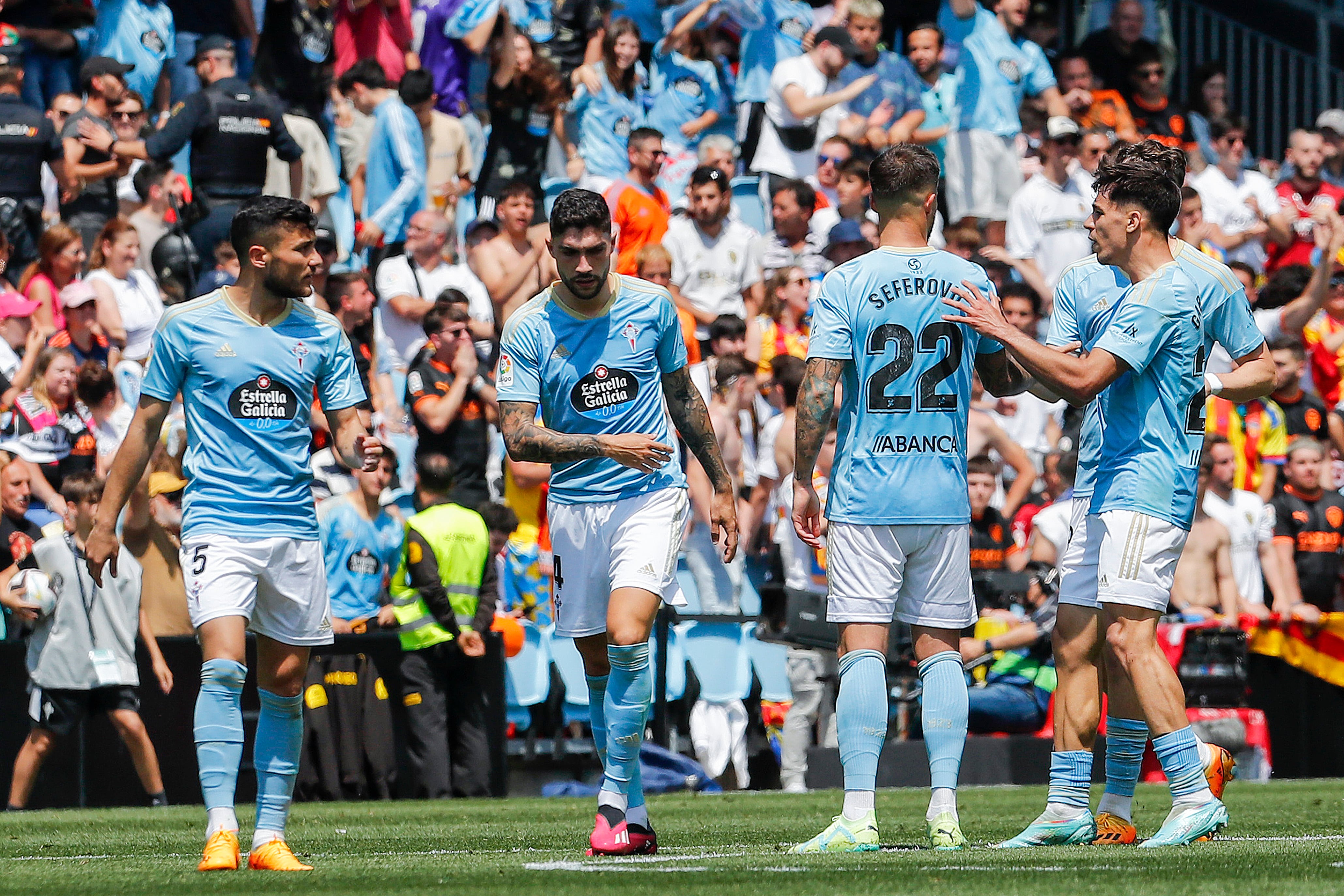 VIGO, 14/05/2023.- Los jugadores del Celta de Vigo celebran el gol marcado por su compañero Haris Seferovic (3d) durante el partido de LaLiga Santander Celta-Valencia celebrado en el estadio de Balaídos en Vigo este domingo. EFE / Salvador Sas
