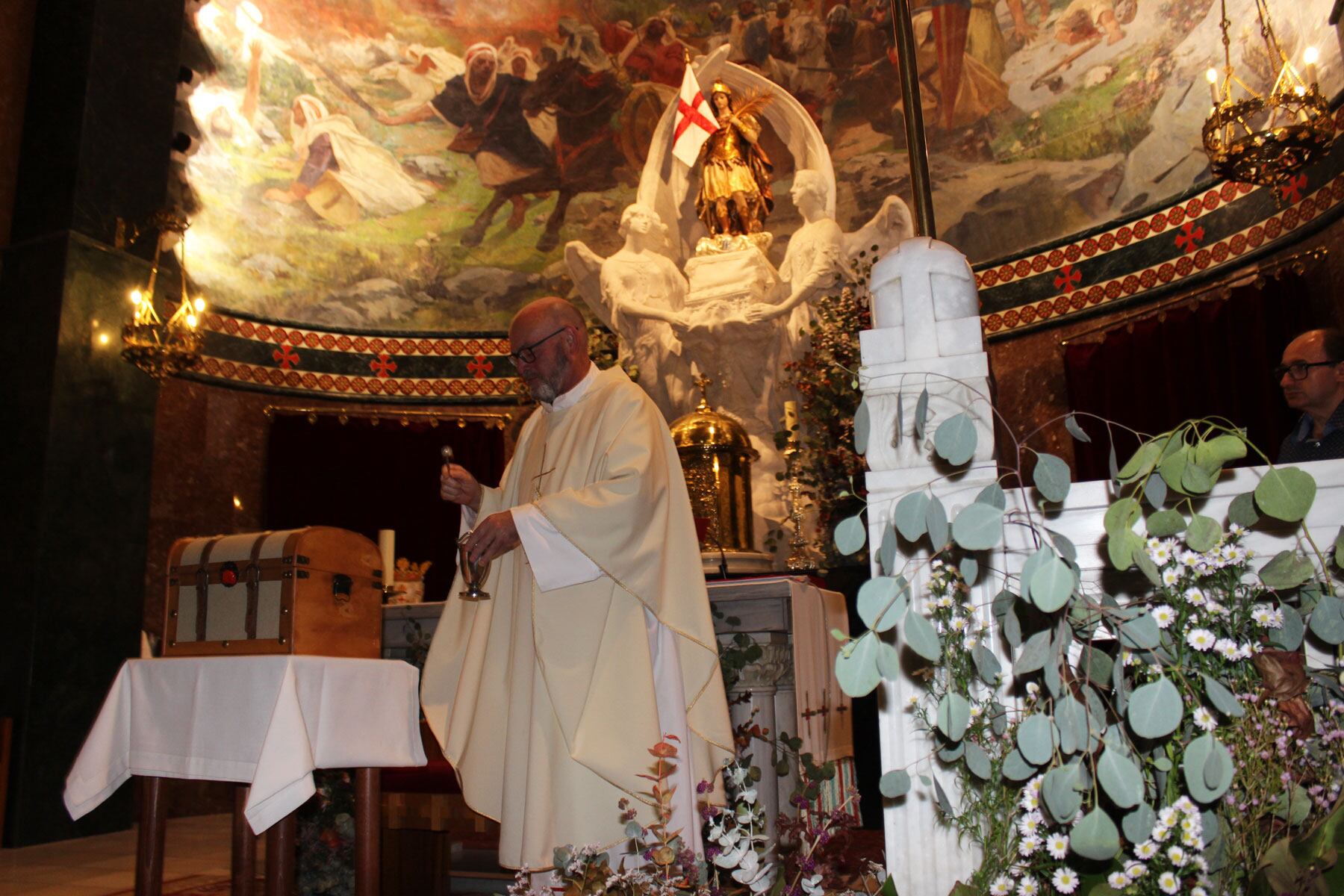 El vicario de la Asociación de San Jorge, José Luis Llopis, ha bendecido el cofre