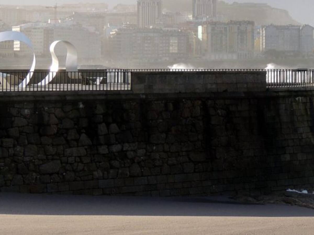 Dos jóvenes, en apuros en el Orzán de A Coruña