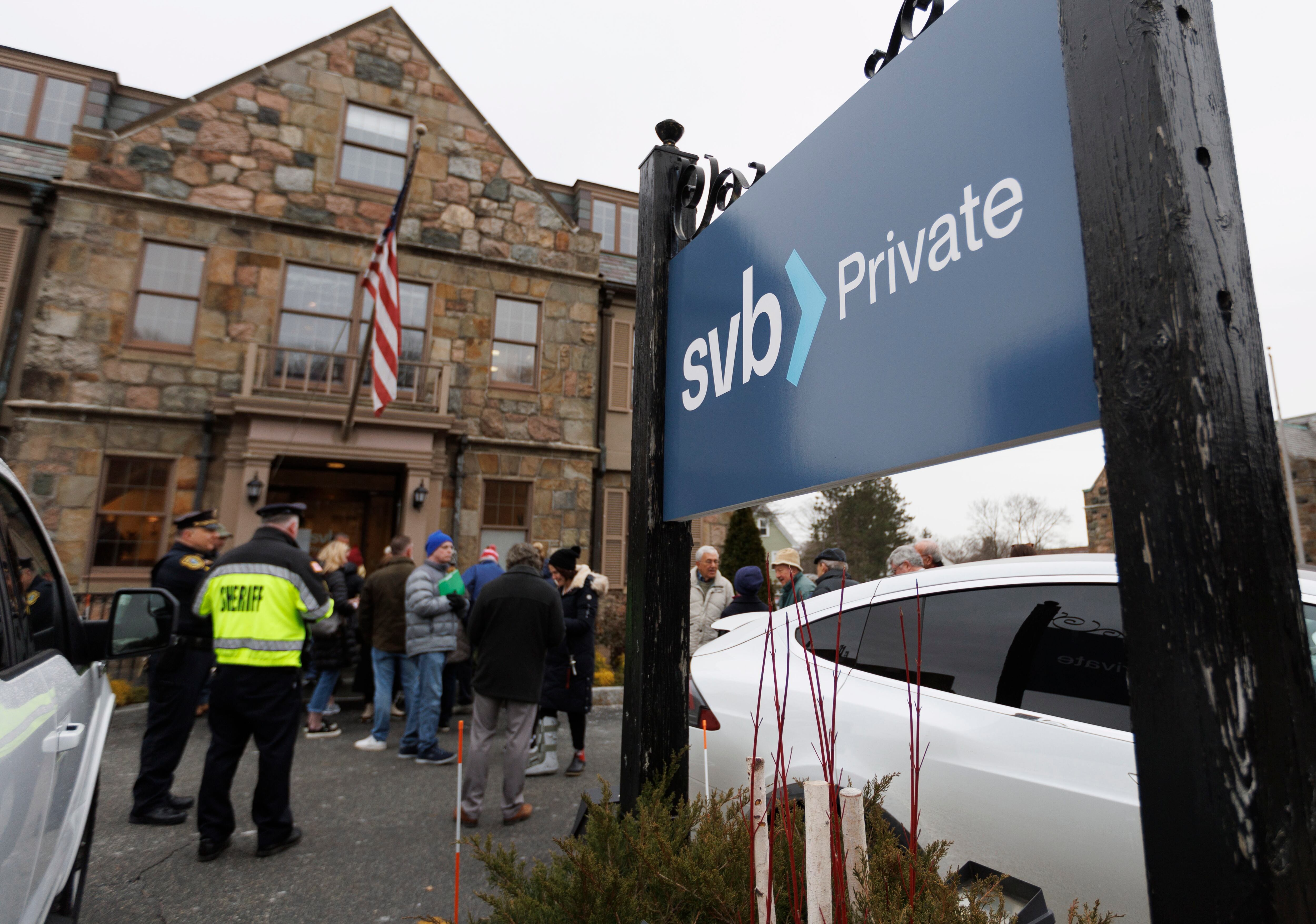 Vigilancia policial frente a una oficina del Silicon Valley Bank en Wellesley (Massachusetts).