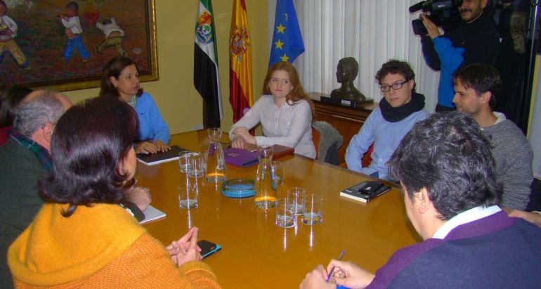 Reunión entre el gobierno regional y Podemos encabezada por la consejera PIlar Blanco y el líder del partido Álvaro Jaén